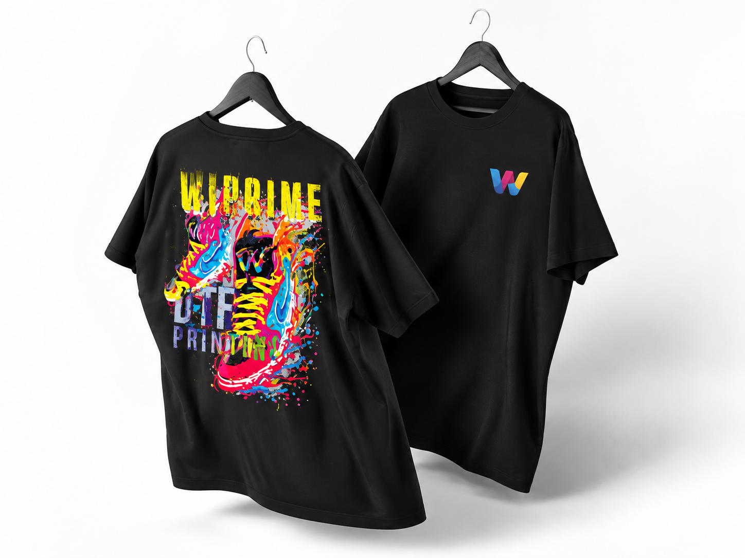 Duas camisetas pretas com estampa colorida Wiprime e marca no peito